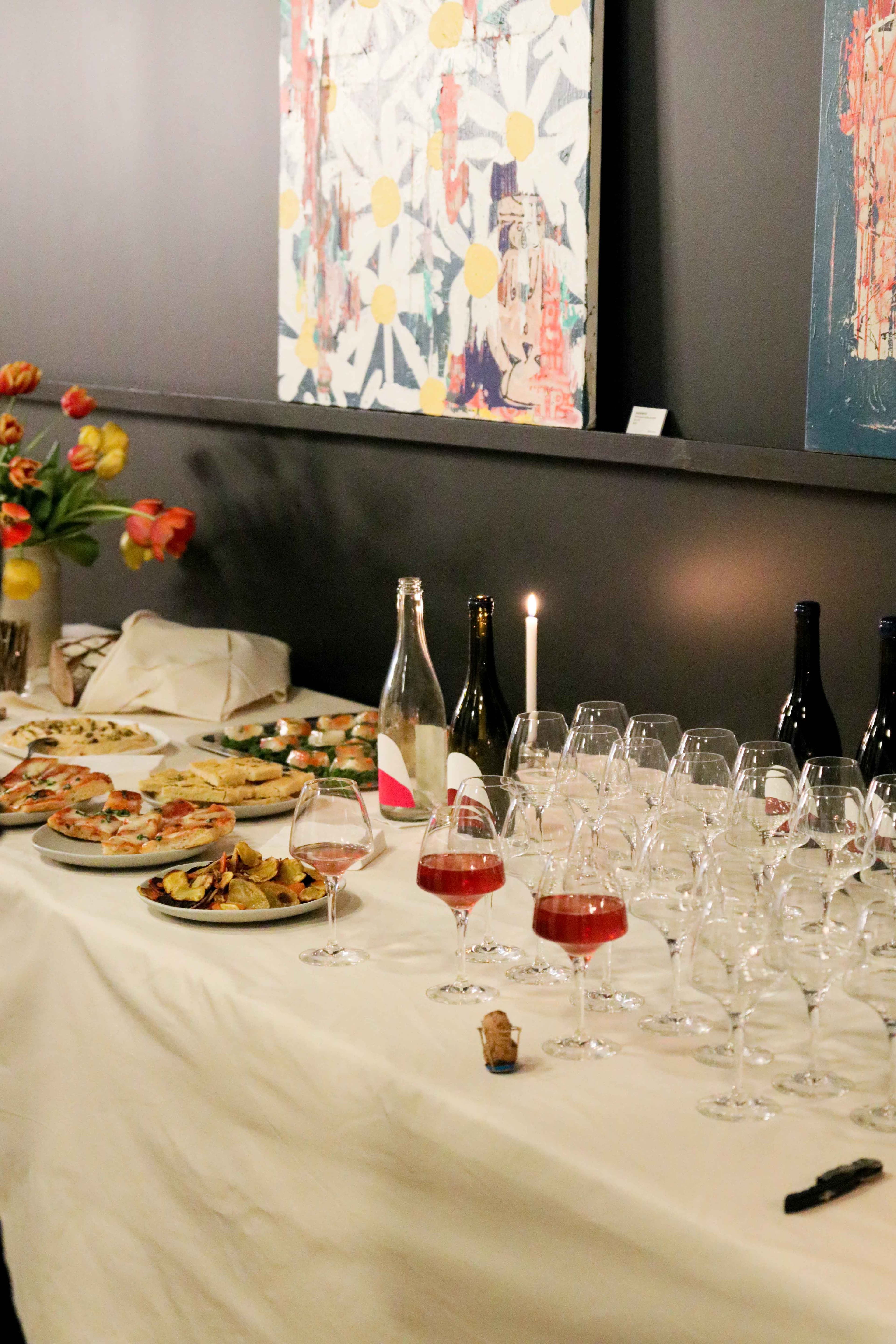 Privatisation du 3ème Cercle : table de dégustation et vins dans la galerie d'art, Paris 11