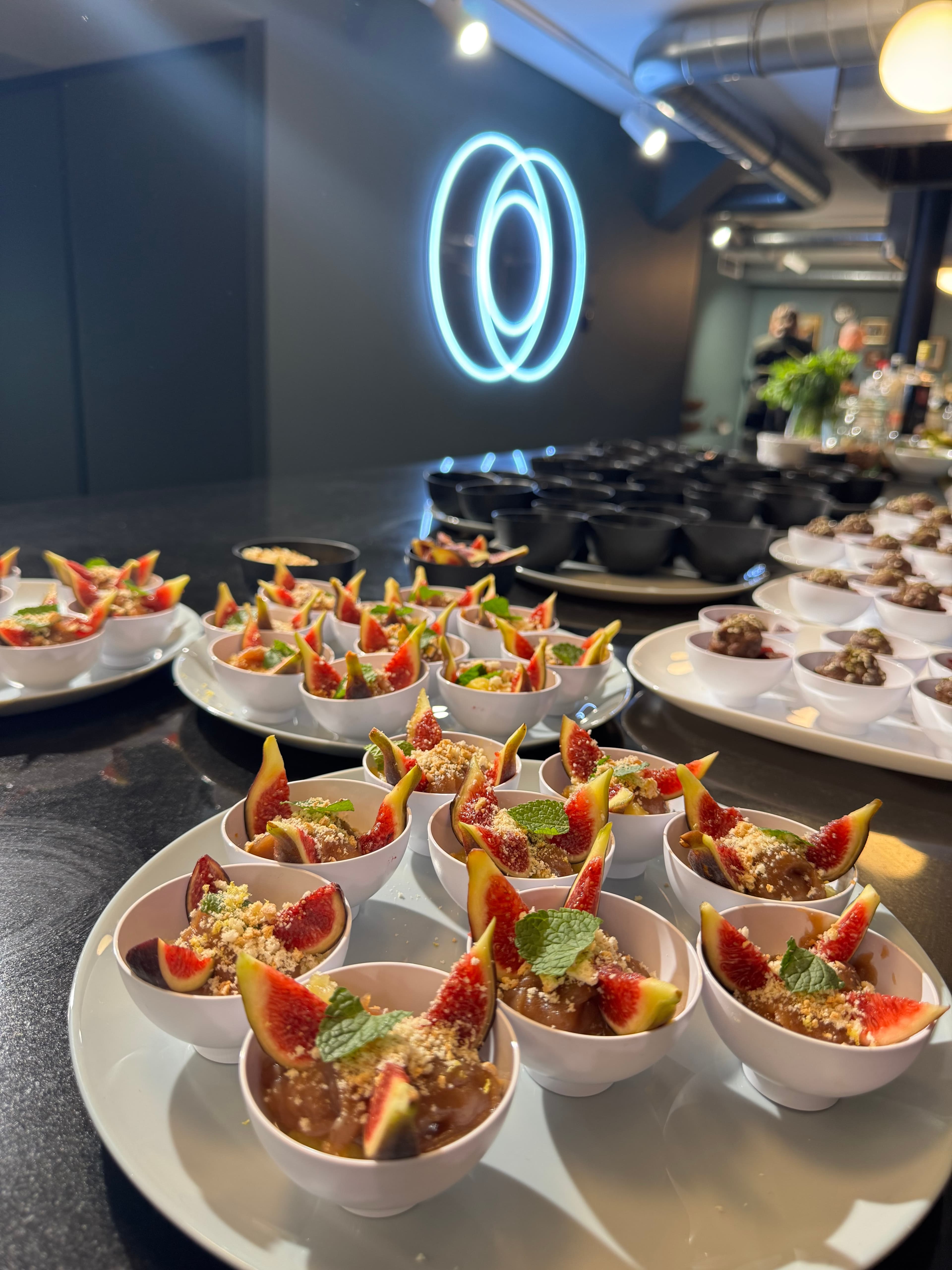 Mignardises aux figues dressées pour une réception au 3ème Cercle, Paris 11