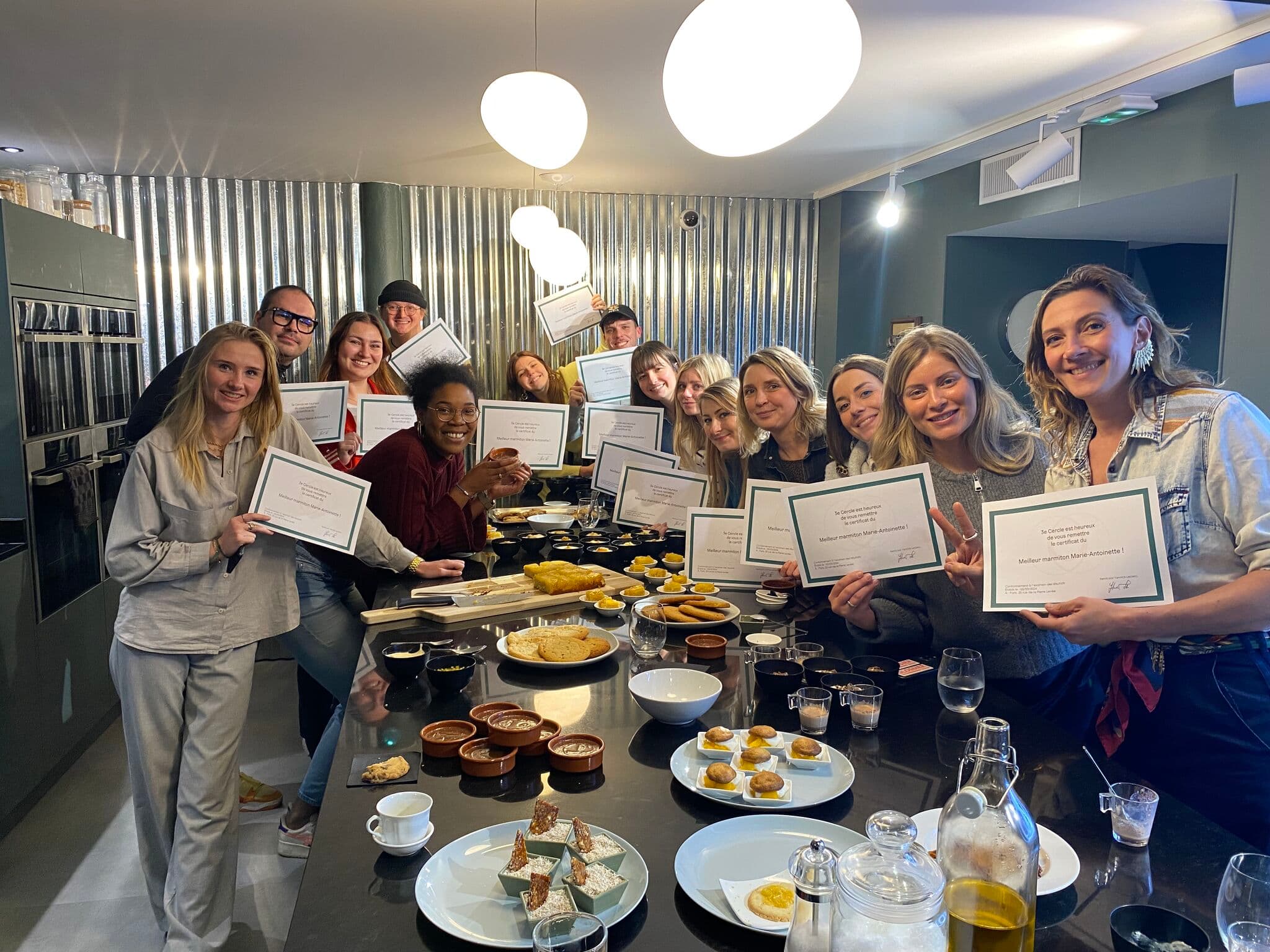 Équipe réunie avec ses diplômes à la fin du challenge culinaire au 3ème Cercle, Paris 11