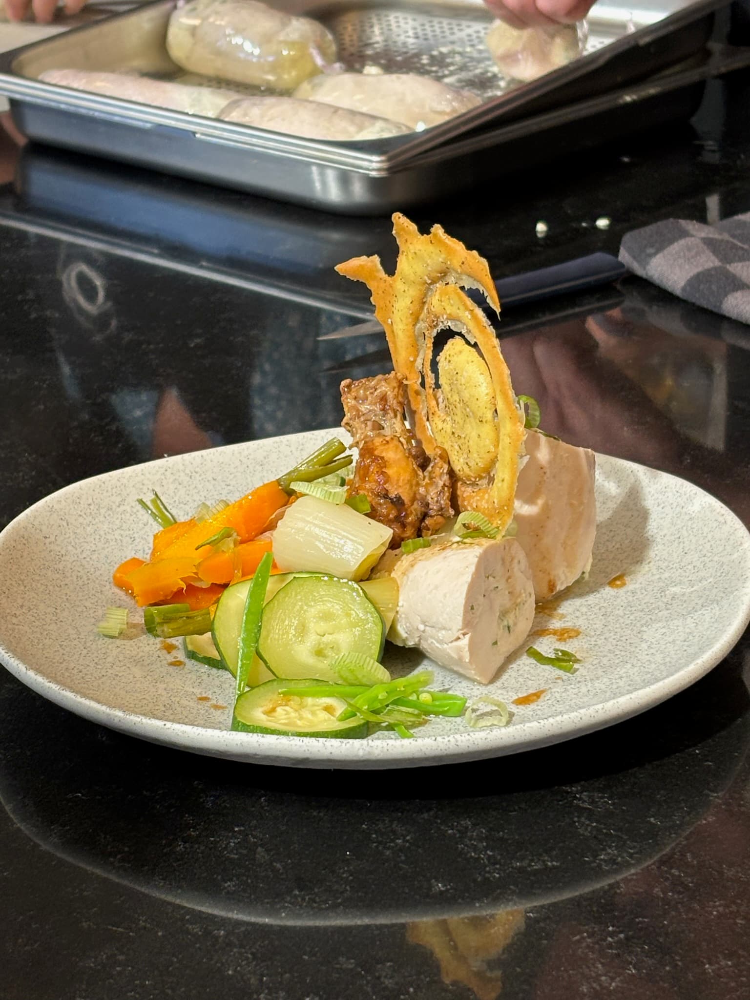 Assiette dressée comme une œuvre lors d'un atelier de cuisine au 3ème Cercle, Paris 11