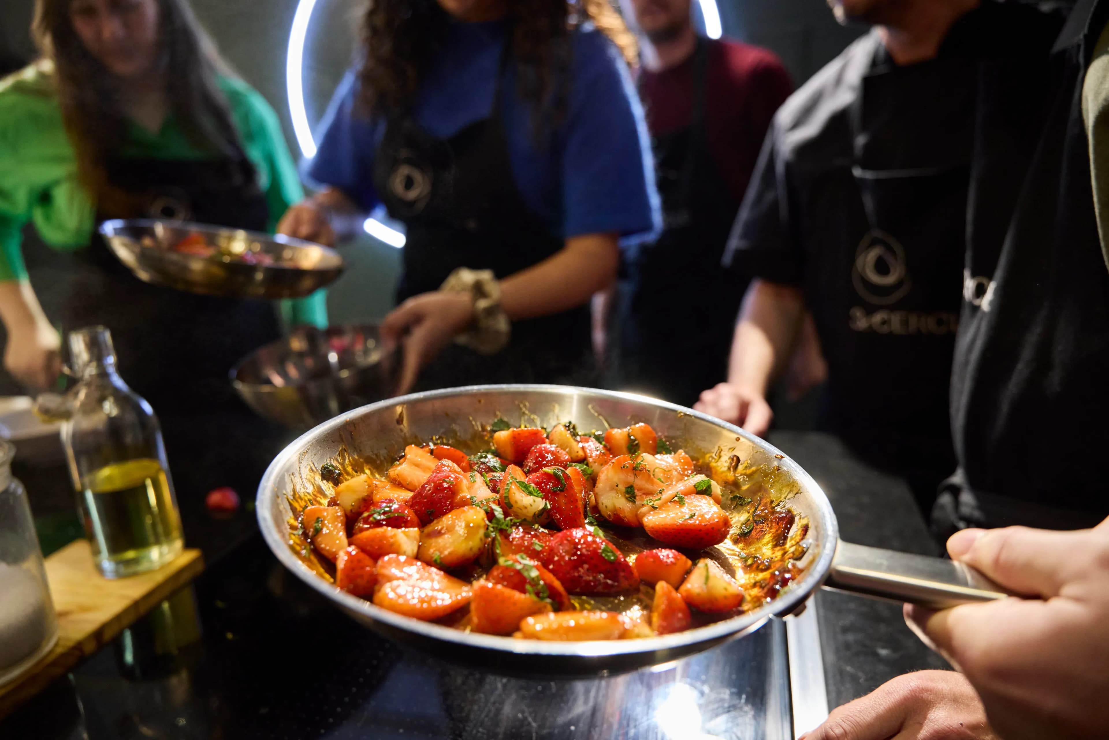 Préparation en cuisine lors d'un atelier de team building au 3ème Cercle, Paris 11