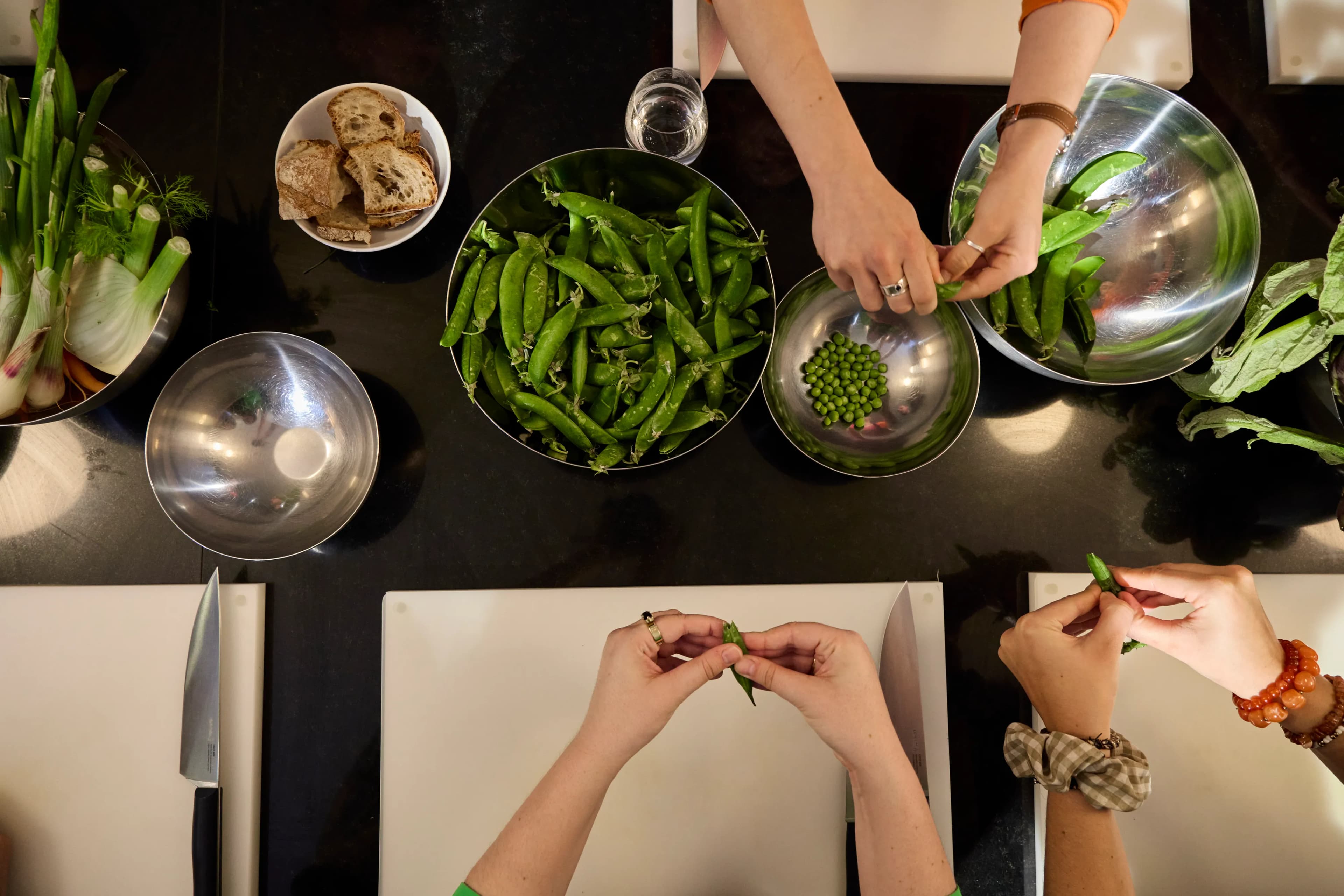 Préparation de légumes de saison en équipe lors d'un atelier au 3ème Cercle, Paris 11
