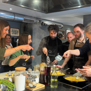 Cours de cuisine avec un chef et dégustation dans la galerie d'art