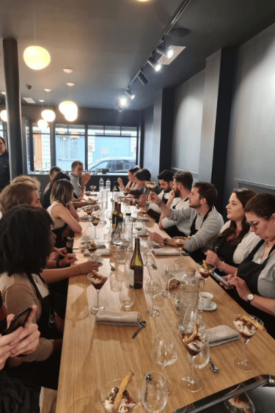 Déjeuner dans la galerie d'art lors d'un événement entreprise