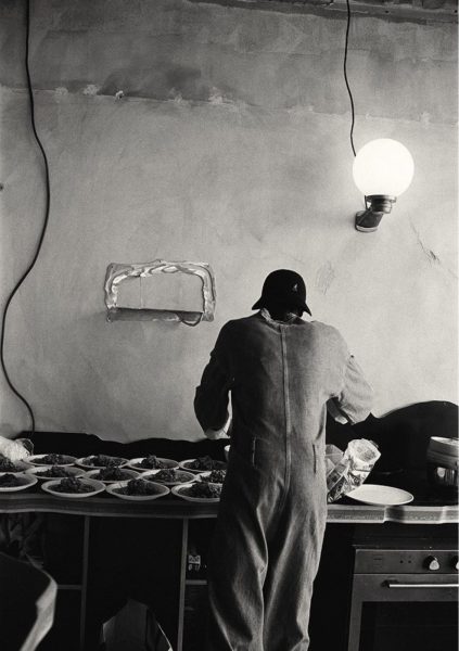 Jetlag Photo en noir et blanc de Freddy's Kitchen, de dos, en train de cuisiner